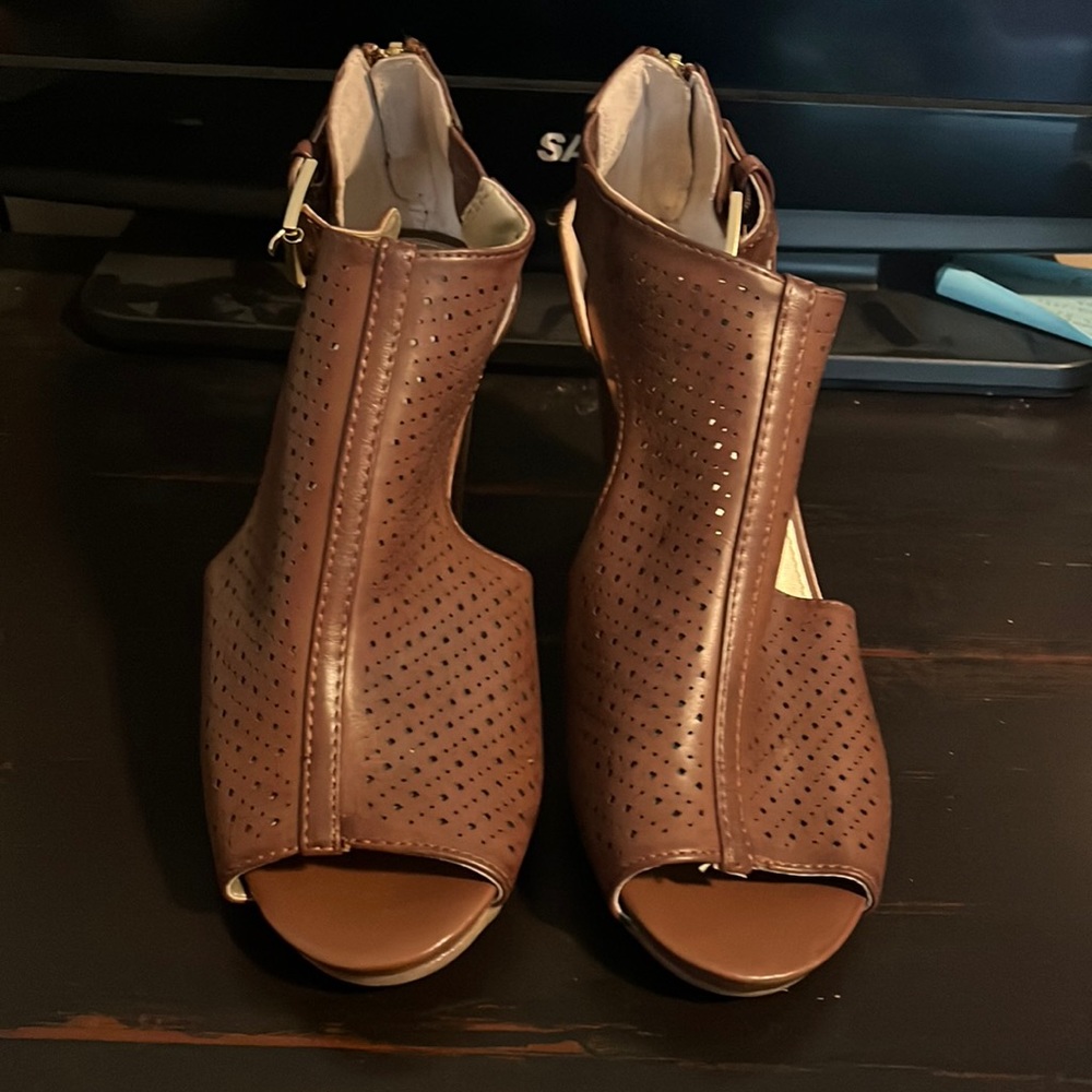 New Ladies White Mountain Size 8.5 Brown Leather Dress Sandals